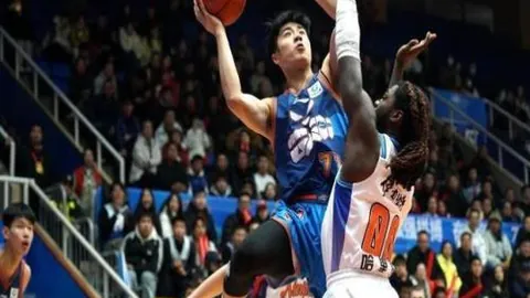 巅峰对决：特里波利斯挑战奥林匹亚科斯，客场能否逆袭创造奇迹？