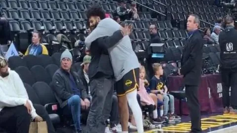 隋文静韩聪在日站花滑短节目中表现亮眼，荣登冠军之巅。